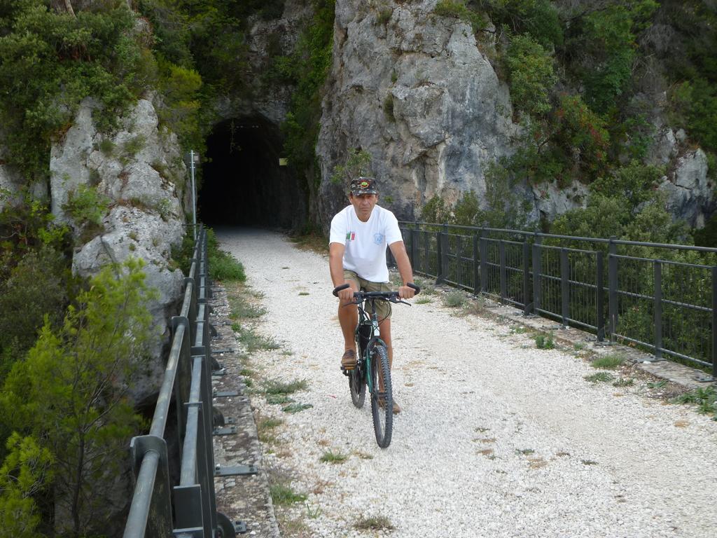 Della Genga Resort Arezzola Bagian luar foto